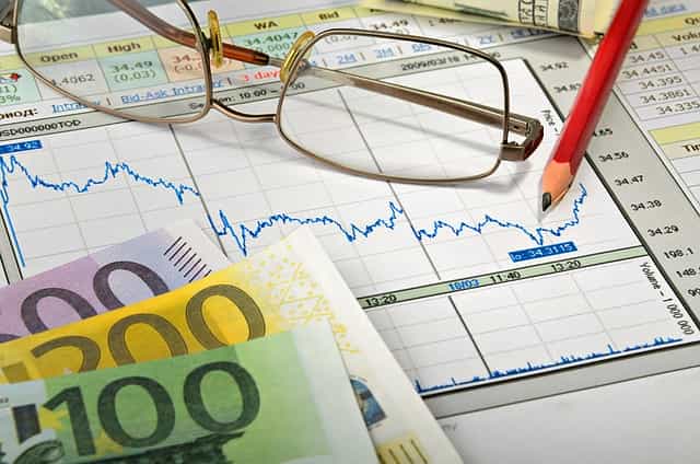 一万块钱买基金一月能挣多少  不同基金类型有差异